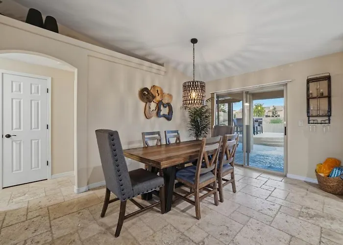 Hillside Hideaway - Pool, Bbq, Private Backyard Villa *