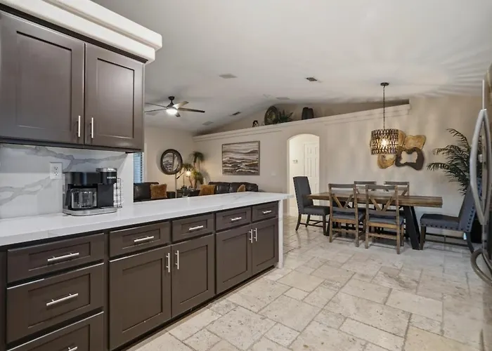 Villa Hillside Hideaway - Pool, Bbq, Private Backyard *