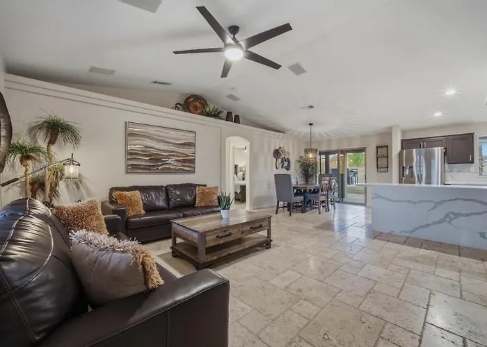 Villa Hillside Hideaway - Pool, Bbq, Private Backyard *