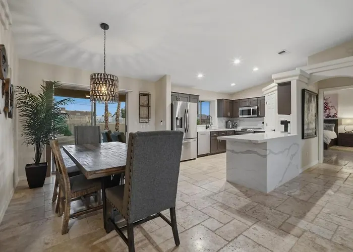 Hillside Hideaway - Pool, Bbq, Private Backyard *