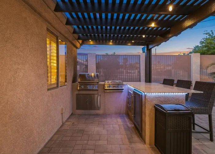 Hillside Hideaway - Pool, Bbq, Private Backyard Villa *
